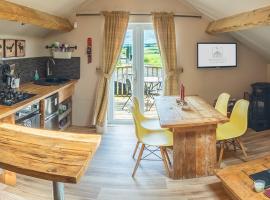 Gracie's Lodge at Woody's Glamping，位于Llangernyw的豪华帐篷