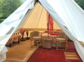 Bell Tent 1 of 3，位于Saint-Michel-de-Montjoie的豪华帐篷