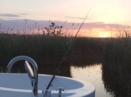 Pfahlbau Sunset II Toplage inklusive Elektroboot，位于拉斯特的酒店