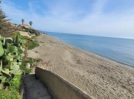 Villa au bord de la mer accès direct à la plage，位于林古泽塔的酒店