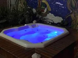 Toucan House - With A Luxury Jacuzzi! Hosts 6