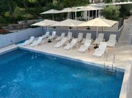 White Olive Resort Budva，位于布德瓦的公寓式酒店