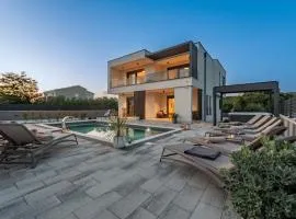 Modern 4BR Private Villa - Pool, Jacuzzi, Gaming Room