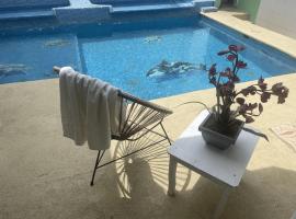 Hotel Oasis Cuyutlan，位于库于特兰的带热水浴缸的酒店