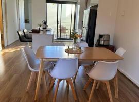 Cozy Townhouse in Werribee centre，位于威勒比的酒店
