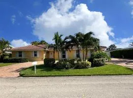 Coastal Casa, Walk to Beach, Pet Friendly, 3 BDR 2 Bath