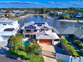 Large Canal-front House at Mooloolaba，位于穆卢拉巴的酒店