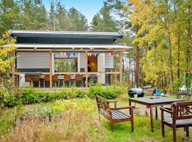 Holiday home INGARÖ V，位于Grönskan的酒店