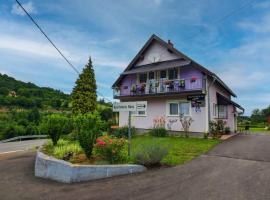 妮娜公寓酒店，位于斯莫利亚纳茨的海滩酒店