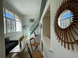 Studio entre Paris et Versailles，位于阿夫赖城的酒店