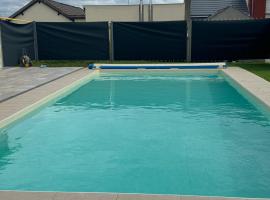 maison d hôte avec piscine，位于Lèves的酒店