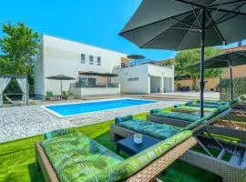 Luxury Villa Nikoma with heated pool and whirlpool