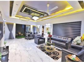 Classic Premium luxurious 3bhk fully furnished apartment in koregaon park，位于浦那的酒店