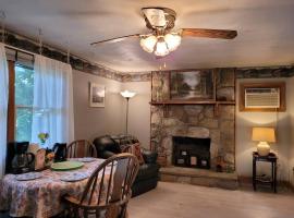 Lake Congamond Suffield House，位于Granby的酒店
