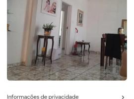 Quarto privativo em casa familiar, regiao central!，位于约恩维利的酒店