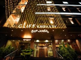 CLIFF EMBASSY BANQUET AND SUITEs，位于希莫加的酒店