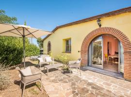 Chalet with common swimming-pool immersed in the Tuscan countryside，位于特雷宽达的酒店