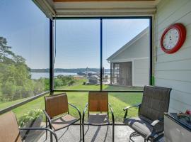 Lake Greenwood Getaway with On-Site Boat Ramp!，位于Greenwood的酒店