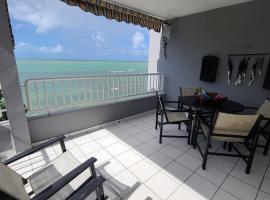 Joyuda Beachfront Condo with Private Balcony，位于Hormigueros的酒店