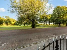 Refined Parkside Victorian Villa - Six en-suite rooms with Hot Tub and Cinema Room