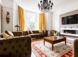 Grand Victorian Villa 6 - En-Suites, Hot Tub, Cinema Room, Private Parking & Park View