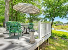 Waterfront Gladwin Home with Deck and Fire Pit!，位于Gladwin的酒店