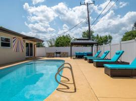Cruise-Ready Oasis 15min to Beach & Port Canav & Huge Pool，位于可可的酒店