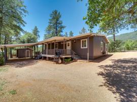 Pine Home with Decks and Grill Less Than 1 Mi to Downtown!，位于Pine的酒店