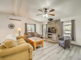 Snowy Peak Views & Cozy Game Nights: Pine Home，位于Pine的酒店