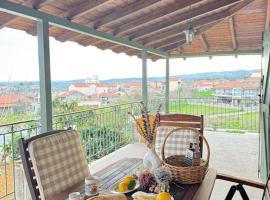 Traditional two-story house just 15' from Kalamata，位于Valíra的酒店