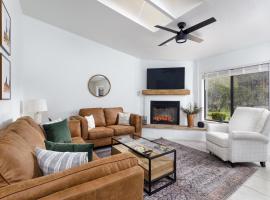 Stylish Townhome on Golf Course Red Rock View，位于塞多纳的酒店