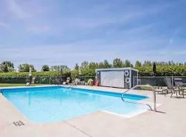 Condo vue piscine, lac et jardin