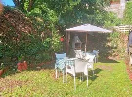 Apartamentos & Casa Rural Boada con Jardin Interior y Barbacoa