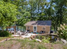 Riverfront Cottage Near Rock Island State Park，位于Doyle的酒店