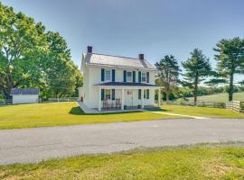 Historic Jefferson Farmhouse - Hike, Bike and Raft!，位于Jefferson的酒店
