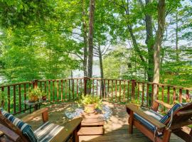 Pet-Friendly Cabin Overlooking Sleepy Hollow Lake，位于Athens的酒店