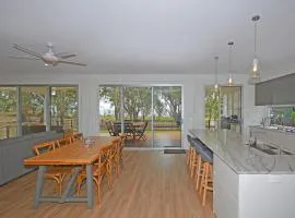 Beachside - Burrum Heads- Beachfront - 3BR- Wifi