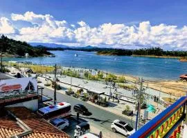 Aptos Plaza Principal, con y sin Vista al Embalse, frente Autobús, a 8 minutos de la Piedra del Peñol, TODO CERCA!!!