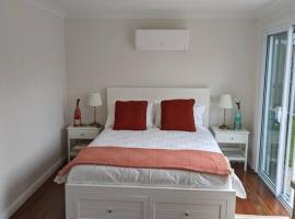 Welcome to the Pool House Fully renovated cabin，位于雪莉海滩的木屋