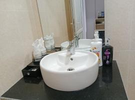 Khách Sạn 20-10，位于洞海的酒店