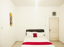 RedDoorz Syariah near RS Siti Khodijah Sepanjang，位于Sepanjang的酒店