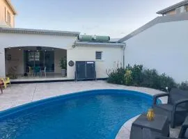 Chambre dans villa avec piscine