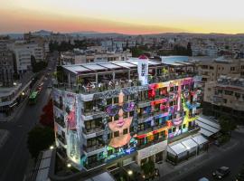 Rise Street Art Hotel，位于拉纳卡国际机场 - LCA附近的酒店