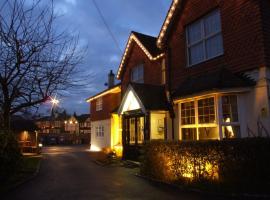 Corner House Hotel Gatwick with Holiday Parking，位于霍利Horley Library附近的酒店