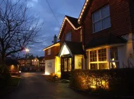 Corner House Hotel Gatwick with bookable Holiday parking，位于伦敦盖特威克机场 - LGW附近的酒店