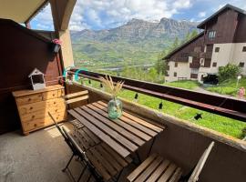 Studio confortable et chaleureux, vue magnifique，位于圣雷热雷梅累兹的酒店