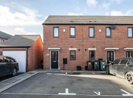 Quiet Two Bedroom House Driveway Parking & Garden，位于伍尔弗汉普顿的酒店