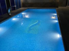 Viva Hotel Gabala with Sauna, Pool, Waterfall and Fireplace，位于盖贝莱的酒店