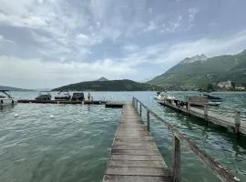 Appartement Le Beach du Lac d'Annecy avec les pieds dans l eau, plage et ponton privé