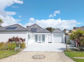 One Elms Way - Sleeps 8 - West Wittering，位于西威特灵的酒店